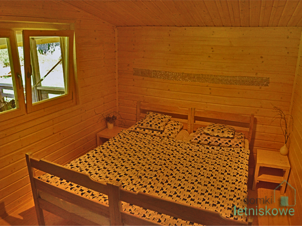 Drewniany domek Kristi - sypialnia - domkiletniskowe.org