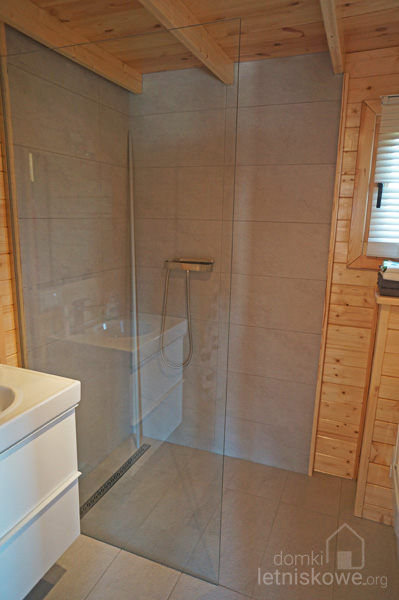 Łazienka, otwarta kabina prysznicowa w drewnianym domku letniskowym Sara - domkiletniskowe.org