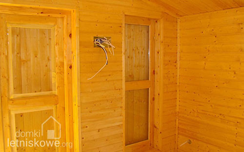 Wyprowadzona instalacja elektryczna w domku drewnianym - domkiletniskowe.org