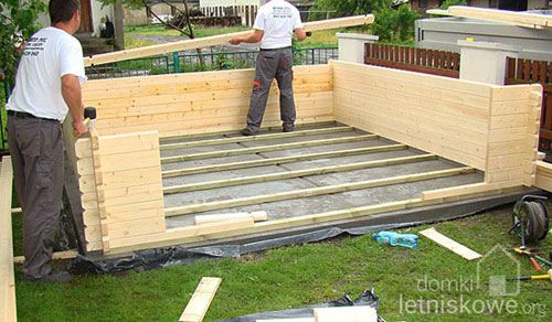 Montowanie elementów ściennych w domku drewnianym - domkiletniskowe.org