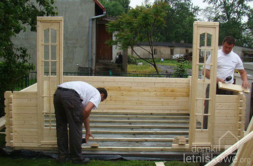Obsadzanie okien frontowych w domku drewnianym - domkiletniskowe.org