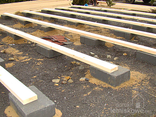 Gotowy podkład z ułożonymi bloczkami- przygotowanie podłoża dla domku drewnianego - domkiletniskowe.org